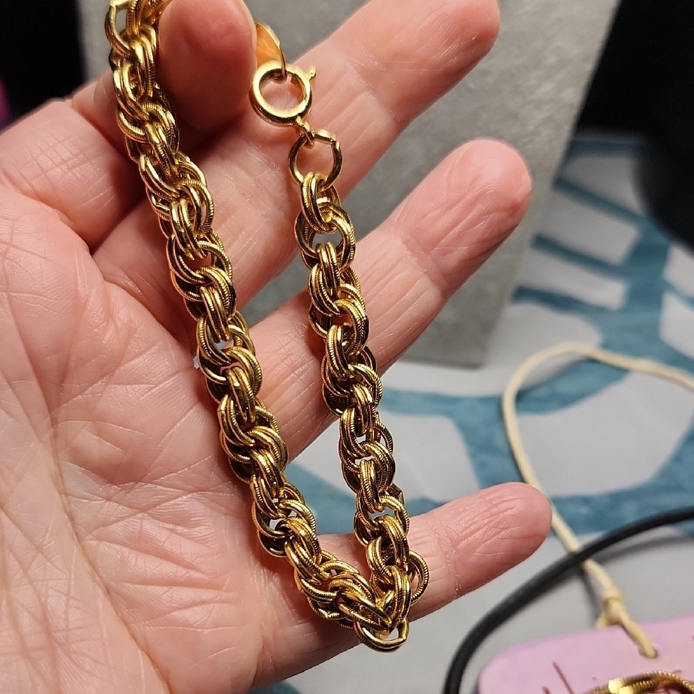 Gold chain bracelet with logo tag - Picture 3 of 3